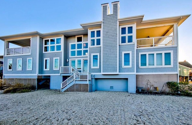 Big Beach House avec de belles vues sur l'eau à quelques pas de l'océan et de la baie