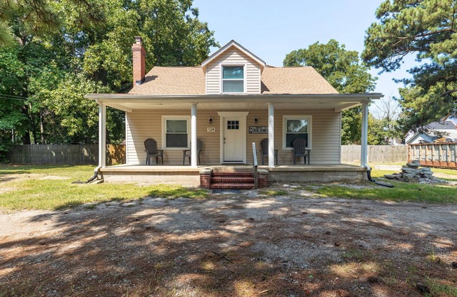 Big Family Getaway - Walk to the Beach! Sleeps 10!