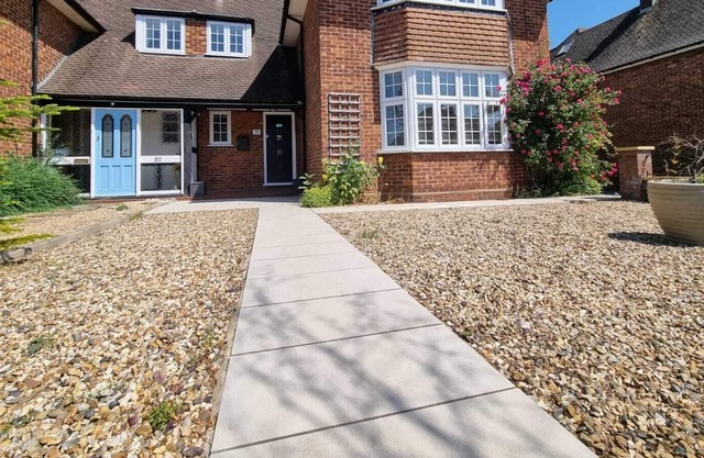 Big Family house in London outskirts w/ hot tub (5 minutes to Luton airport!)