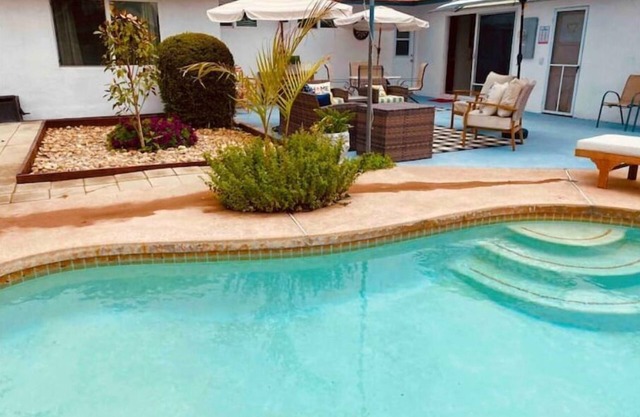 Big furnished house, huge pool, 4 beds ALL NEW FURNITuRE!!