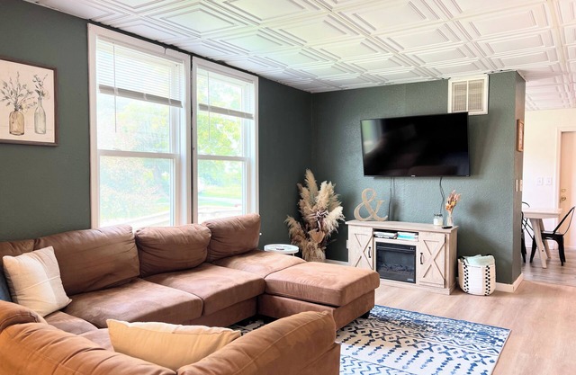 BIG House in the heart of Champaign. 6 blocks to campus. Game Room!