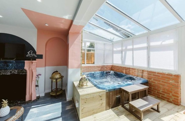 Big House with En-suites a Big garden and Hot-tub near TOWER BRIDGE