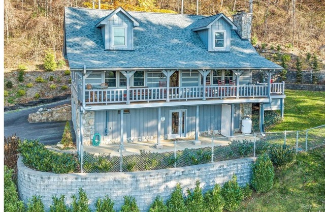 Big Kahuna Mauka, Beautiful Mountain View 4-BR Cabin in charming Waynesville