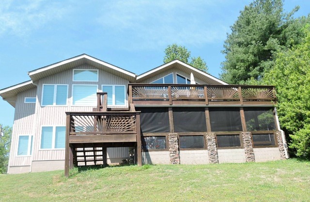 Big Lake Views Tims Ford Lake! Beaucoup d'espace et idéal pour les réunions de famille