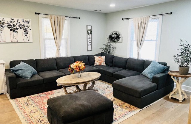 ‘Big’ Little Farmhouse w Hot Tub- 4bd