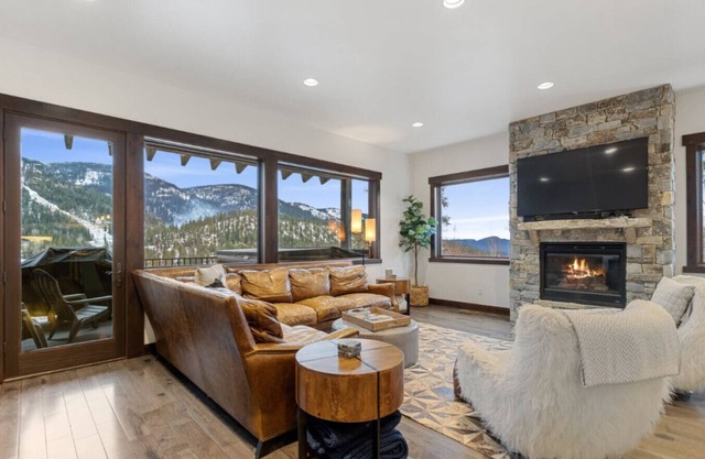 Big Mountain Haus, ski in/out.7BD 5.5BA, Hot Tub & Dry Sauna! Sleeps 22!