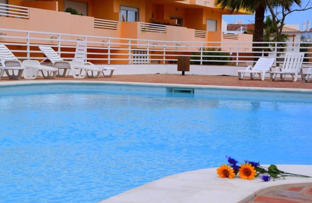 Belle grande piscine, appartement confortable !
