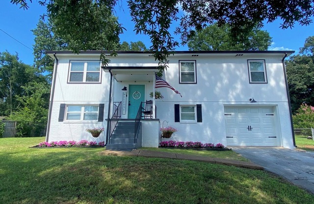BIG OAK LODGE- 3.5 miles to lake & Chester Frost Park, boats & trailers welcome