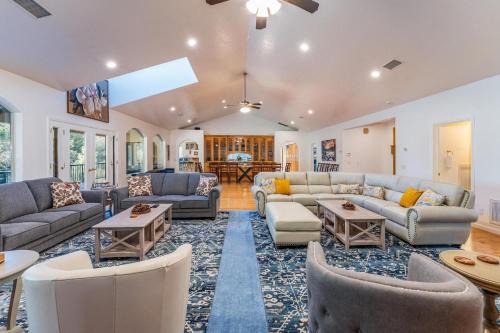 Big Oak Manor w/movie theater, hot tub, sleeping for 20