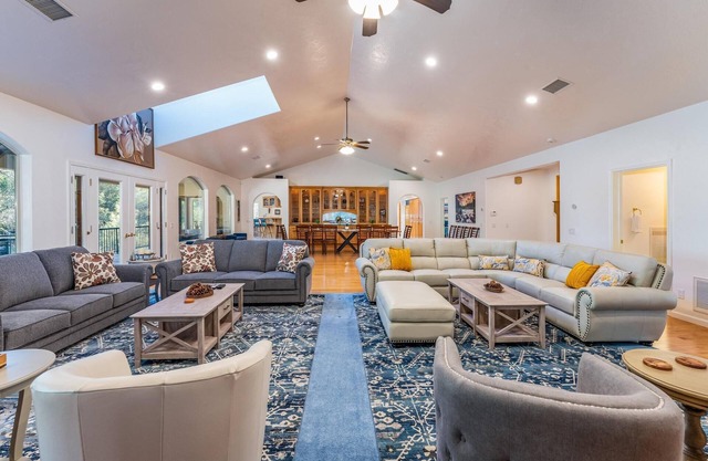 Big Oak Manor w/movie theater, hot tub, sleeping for 20!