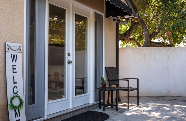 Big Oak Tree Retreat - Brand New Modern Private Guest Suite