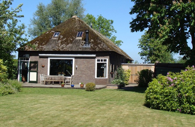 Big old farm with a thatched roof, private garden ending in a peaceful lake