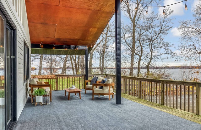 Big Pelican lakefront relaxation oasis w/serene outdoors & min. from D.L.!