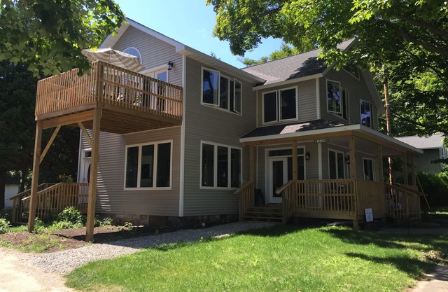Grand porche Apt donnant sur la magnifique baie de Betsie. Près du magnifique lac surplombent