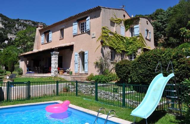 Vaste villa familiale vue mer, jardin, piscine, barbecue, tout près de Monaco