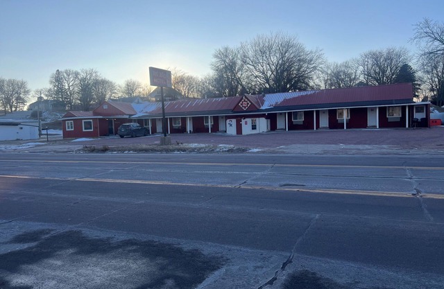 3 Hotel Suites and motel in Tranquil Laurel with AC