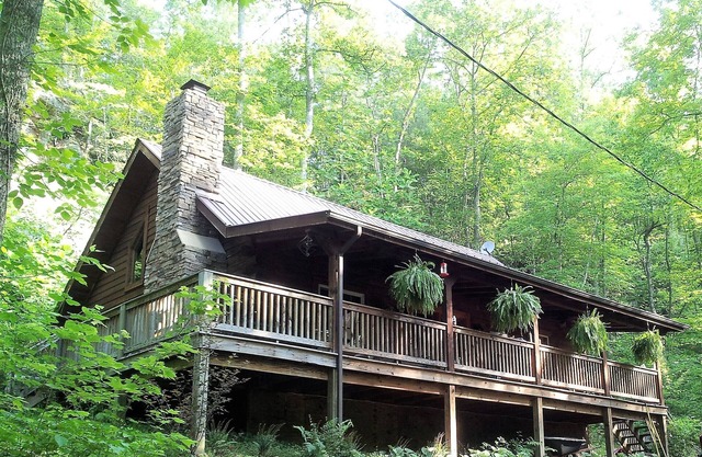 Grande cabane en rondins isolée, à côté du pont naturel / des gorges de la rivière Rouge