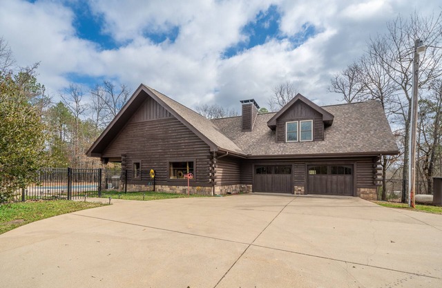 Entire Log Home. Perfect Oaklawn Park Vacation Hideout!