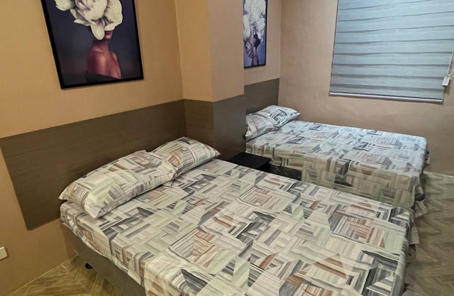 BIG SIZE ROOM 2 beds MODERN COZY COMFY RELAX STAY FIBER INTERNET NEAR FISHER QC
