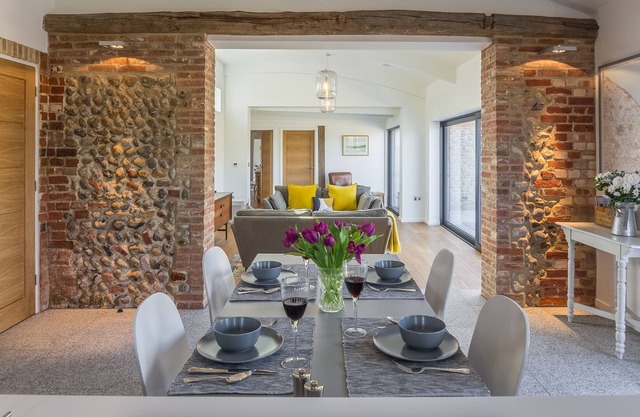 Big Sky Barn est une conversion contemporaine d'une grange en brique et silex vieille de 200 ans