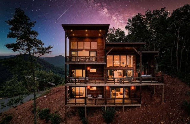 Big Sky Lodge - Majestic Mountain Luxury - Hot Tub - Panoramic View