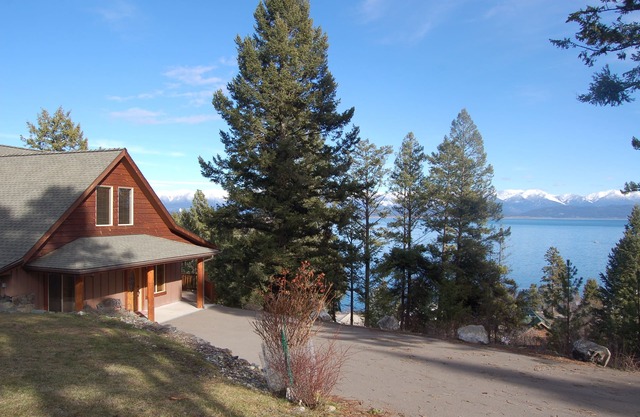 Vues spectaculaires sur le lac, accès facile, nouvelle maison riche en équipements modernes