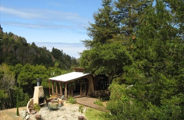 Big Sur Dream Home Entièrement privé avec un bain à remous extérieur et une cheminée.