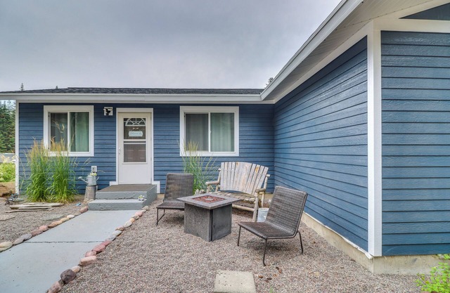 Bigfork Cottage w/ Hot Tub ~ 6 Mi to Flathead Lake