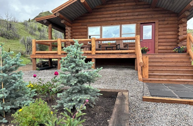 Bigger Bear Cabin by Madison River in Southwest MT sleeps 7