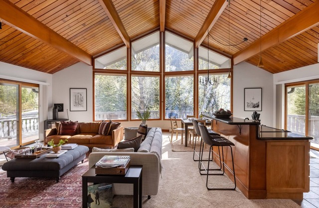 Bighorn by AvantStay | Spacious Ski Cabin w/ Sprawling Porch, Views & Hot Tub!