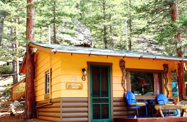 Bighorn Sheep Cabin - Queen Bed, Scenic Deck, Cozy Cabin