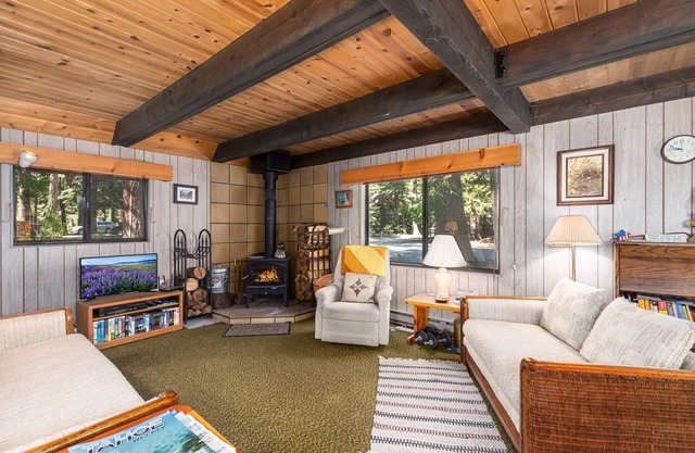 Authentic Cabin Nestled in Nature on the West Shore - "Mirthwood Den"