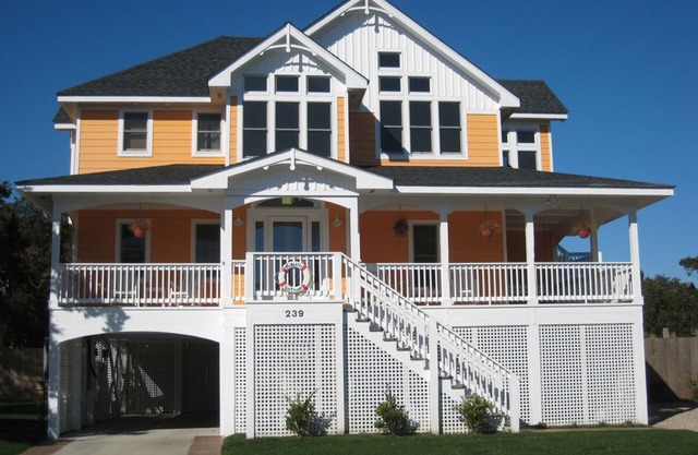 Cette maison d��cor����������e professionnellement dispose d'une piscine privée et d'un bain ��� remous.