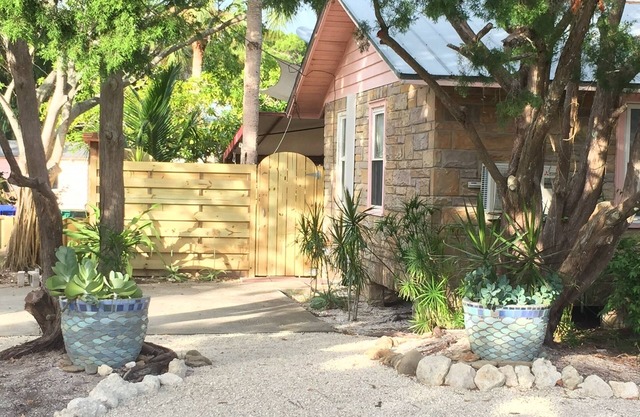 Bikini Top Cottage in the historic village of Longboat Key