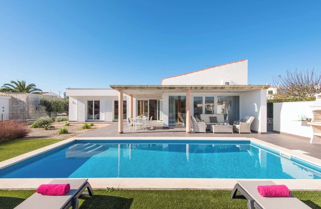 Binirubi - élégante villa très proche de la plage! Piscine, Wi-Fi, A / C et ping-pong!
