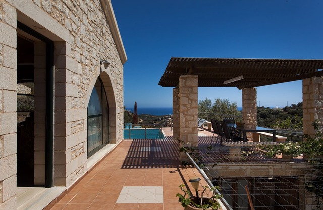 Bio-Energy ~ VILLA "ANTONIS" ~ Des vues fantastiques sur les montagnes et la mer ~