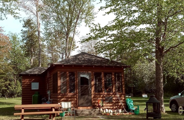 Birch Breeze Bungalow: Sun-Kissed Adventures – Your Cabin by the Water!