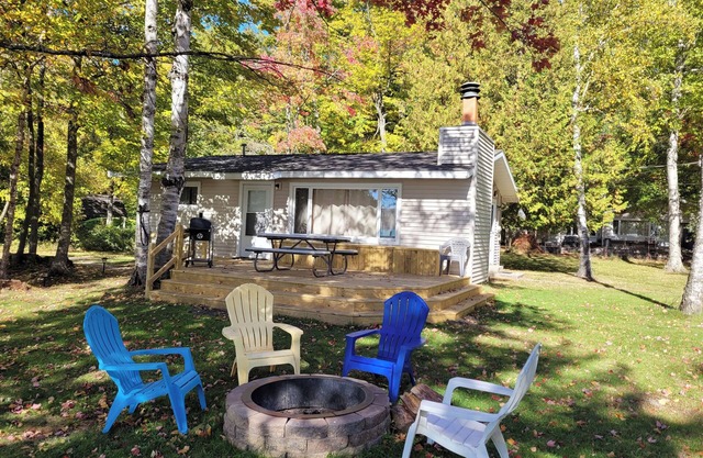 Birch Shores Resort - The Hemlock Cottage - Lakeview with Water Toys!
