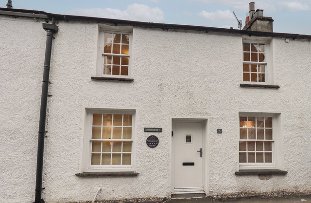 BIRCHCROFT, pet friendly, character holiday cottage in Ambleside