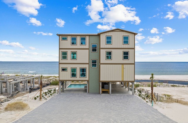 Bird's Nest: Luxury 8 Bedroom New Build- Beachfront, Priv. Pool, Pet Friendly!