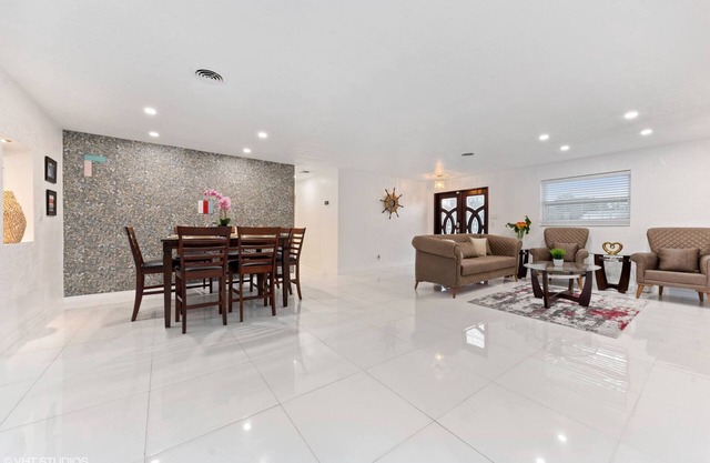 Birdie 5 BD, 4 BA, Sleeps12, Jacuzzi, Mini Golf