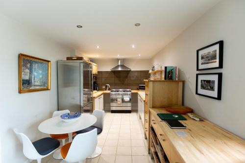 BIRDS EDGE COTTAGE - Luxury 2 Bedroom Cottage with Amazing Views, Near Holmfirth in Yorkshire