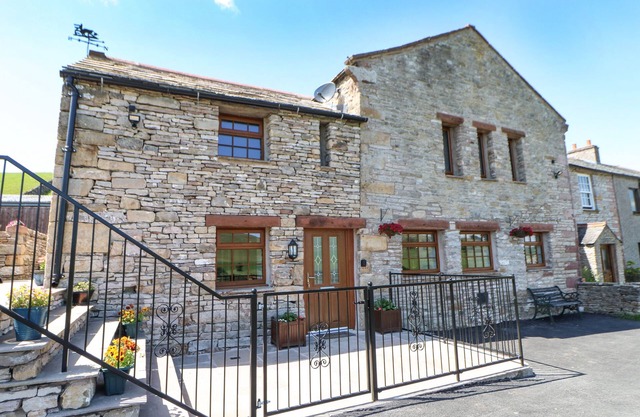 BIRKETT BARN, family friendly, with hot tub in Kirkby Stephen