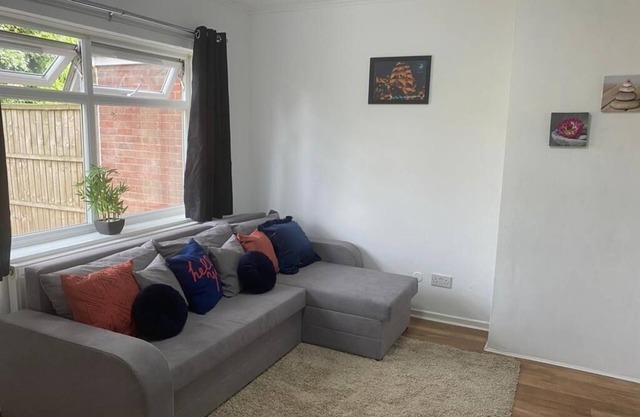 Birmingham - 4BR - Sleeps 9 - Parking - Garden