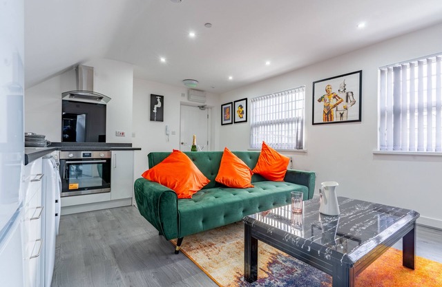 Cool Vibrant top Apartment Close to Birmingham City Centre