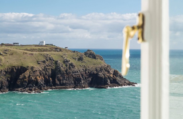 Bishop Rock - deux chambres, une salle de bains maison de vacances à The Lizard avec vue sur la mer.