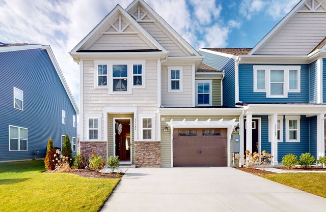 Bishop's Landing townhouse with grill, outdoor pool, gym, tennis court, shuttle