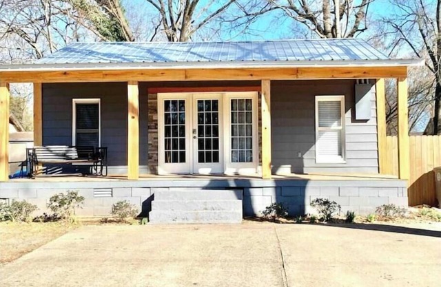 Bison Home, no cleaning fee. 1 block from Harding