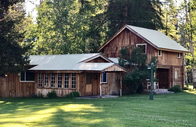 Cabane en rondins dans un cadre boisé avec accès au lac.