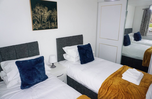 Biz & Fam Sleeps 7 Wigan w/Parking, Self-Check-in